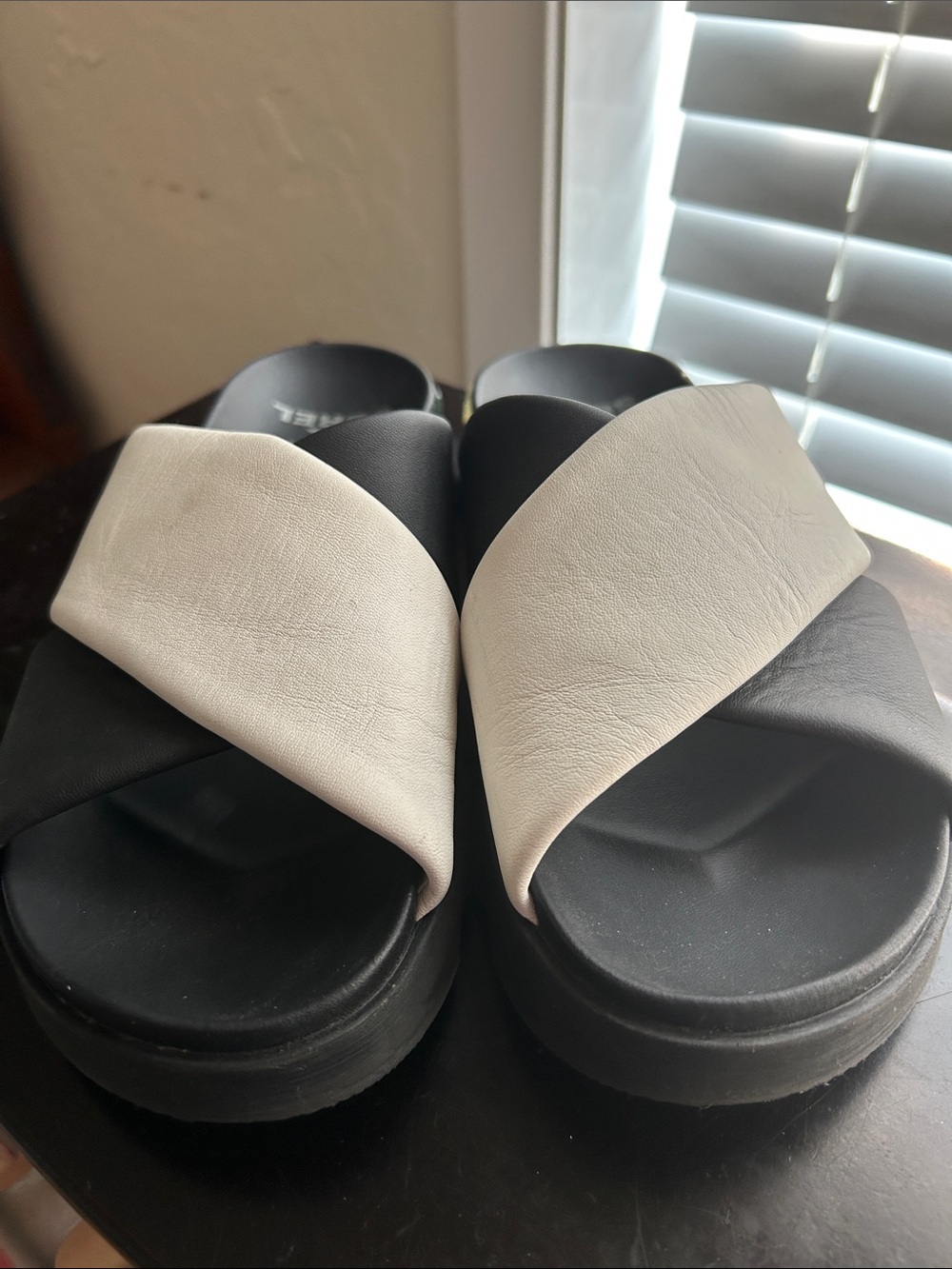 Sorel black and cream slides size 8